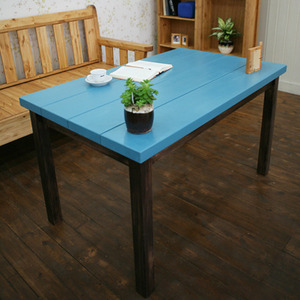 푸른 상판 테이블